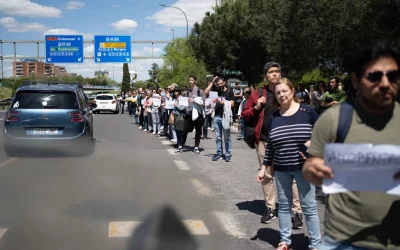 El «Gran Apagón» despierta la solidaridad de los conductores para llevar a sus vecinos de regreso a Majadahonda, Las Rozas o Villalba desde Madrid