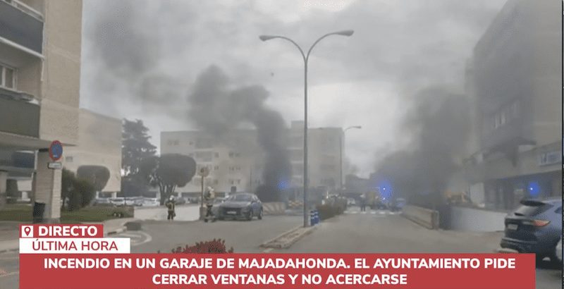 Fotos y vídeo del voraz incendio que asoló los garajes de Virgen de Iciar (Majadahonda) y que pudo ocasionar una tragedia como en Alcorcón