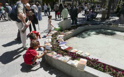 10 Fotos: Educación Pública de Majadahonda celebra el Día del Libro 2025 repartiendo 1.200 ejemplares “viajeros”