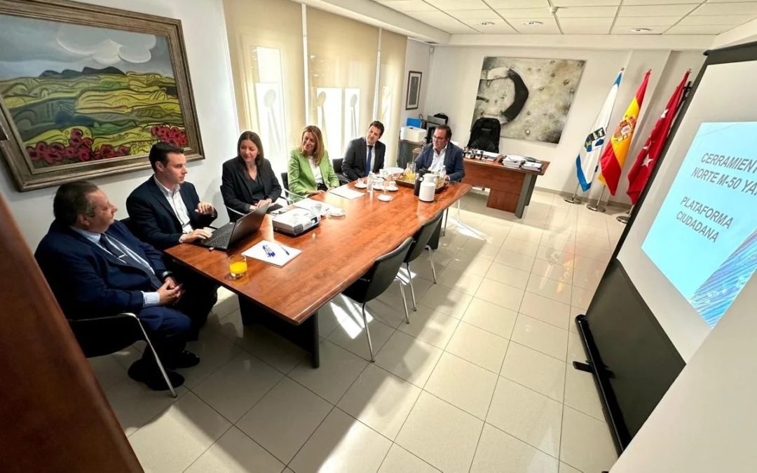 La foto del «postureo» de los alcaldes de Majadahonda, Las Rozas, Pozuelo y Boadilla con la Plataforma civil que insiste en el necesario cierre de la M-50