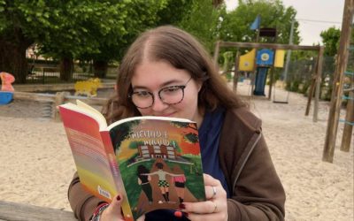 Paula se dirige a todo aquel que haya sufrido acoso escolar en su libro, ‘Menuda Movida’.