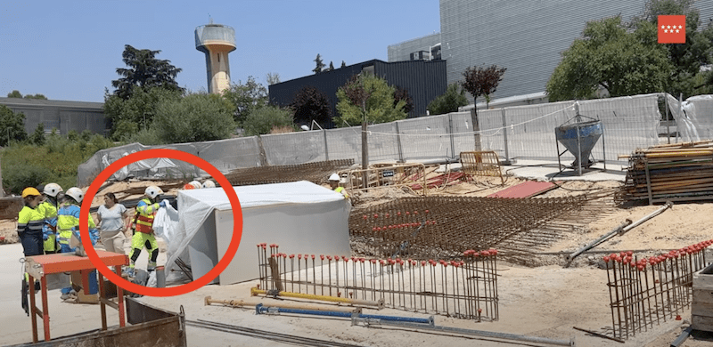 Vídeo: un obrero que trabajaba en el parking del Instituto Carlos III (Majadahonda) fallece al caerle por detrás una plancha metálica encima y romperle el cráneo