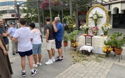 Majadahonda celebra el Corpus Christi con cruces y flores (15 fotos): el arzobispo recuerda que Cáritas Madrid atiende a 106.000 personas vulnerables