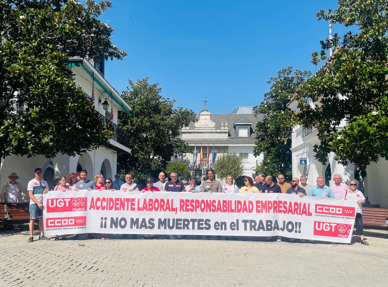 Los trabajadores guardan 1 minuto de silencio por el obrero muerto en Majadahonda: ausencia de PP y Vox