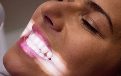 Tratamiento exclusivo de blanqueamiento dental con Zoom LED ahora a mitad de precio en Clínica Calvo de Mora
