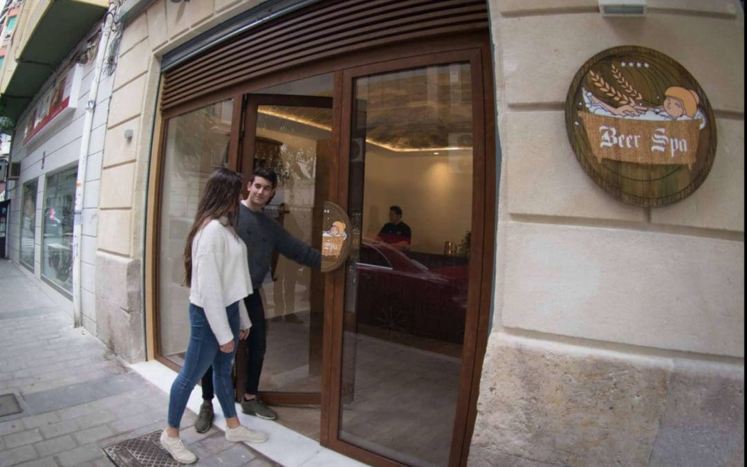 Beer Spa presenta su nueva experiencia de relajación para parejas con cerveza gratuita este verano