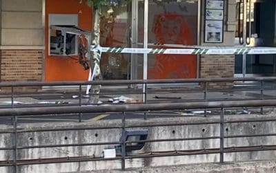 Primeras fotos: unos ladrones «revientan» de madrugada el cajero del banco ING junto a la Gran Vía de Majadahonda