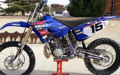 ADHESIVOSEMBARRADOS ofrece kits personalizados de pegatinas y vinilos para motos onroad y offroad