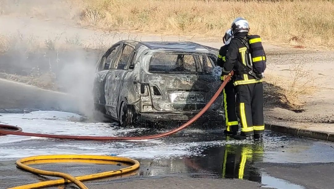 Tres personas incendian un coche junto al cementerio de Majadahonda y huyen de la policía