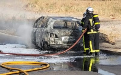 Tres personas incendian un coche junto al cementerio de Majadahonda y huyen de la policía