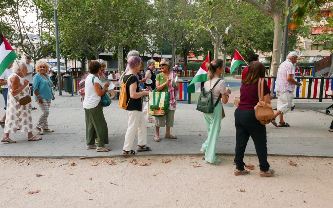 Protestando contra el genocidio palestino en Majadahonda: «los chicos nos miran riendo, debimos parecerles graciosos o trasnochados»