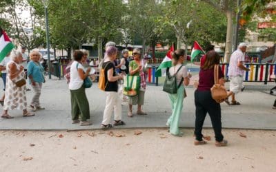 Protestando contra el genocidio palestino en Majadahonda: «los chicos nos miran riendo, debimos parecerles graciosos o trasnochados»