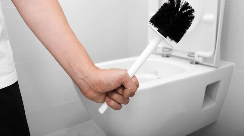 Majadahonda: el «invento» de la «escobilla del water» en pleno debate sobre la Tasa de Basuras es un Derecho Humano en Africa