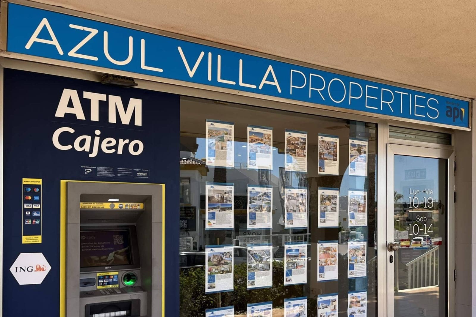 Azul Villa acompaña a clientes polacos en España con más de 25 años de experiencia y servicio inmobiliario integral