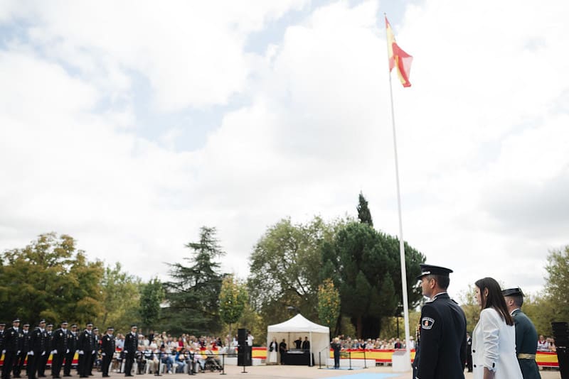 El desfile militar en el Parque de Colón y las banderas sucias y rotas de Majadahonda: repaso a las enseñas de la ciudad