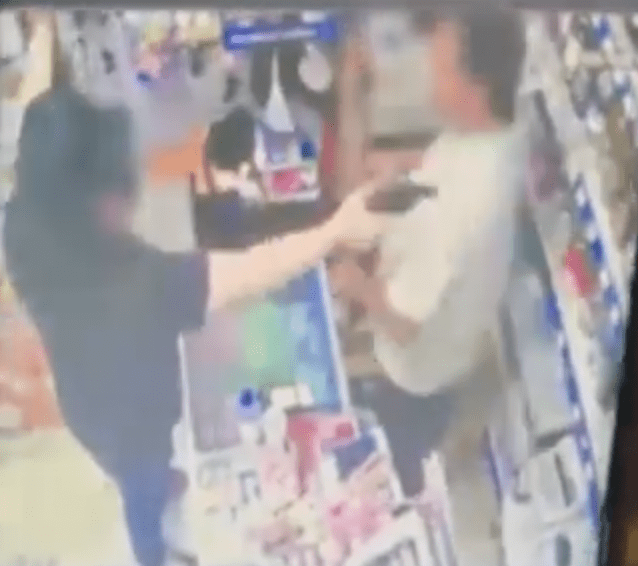El vídeo del «ladrón chiflado» detenido en Vallecas tras robar disfrazado de Joaquín Sabina en 3 chinos de Majadahonda y Pozuelo