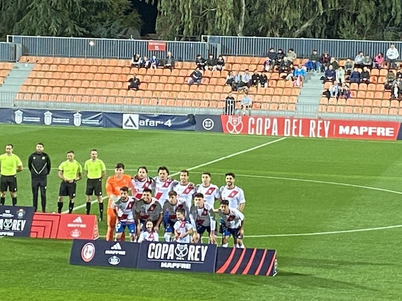 Rayo Majadahonda cae contra el Talavera (1-4) tras un error arbitral inicial que «se fue de Copas»: jugó con 10 futbolistas el 85%