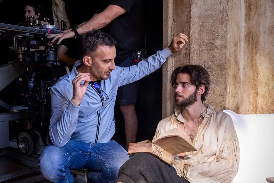 Majadahonda recibe a Amenábar para hablar sobre «El Cautivo»: Cines Zoco cubre una sala y abre otra debido al «llenazo»