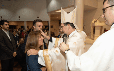 11 adultos de Majadahonda, los modernos «conversos» que se bautizan «de pié» y llegan a la religión «desde el desierto» o no siendo creyentes