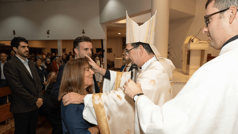 11 adultos de Majadahonda, los modernos «conversos» que se bautizan «de pié» y llegan a la religión «desde el desierto» o no siendo creyentes