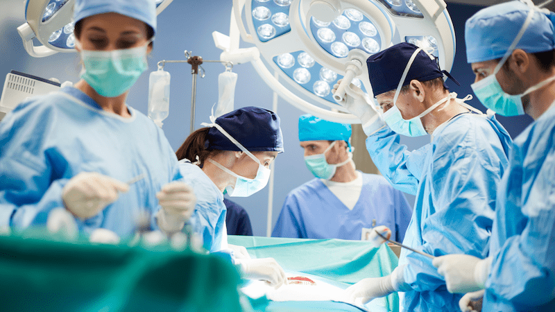 La peripecia de un empresario alemán de Majadahonda que no puede operarse una hernia con urgencia ni en la sanidad privada ni en la pública