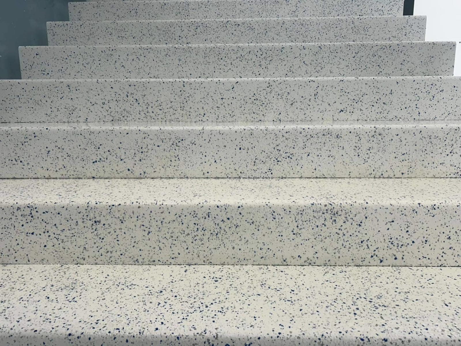 Soluciones de pavimentación técnica para entornos industriales, comerciales y decorativos