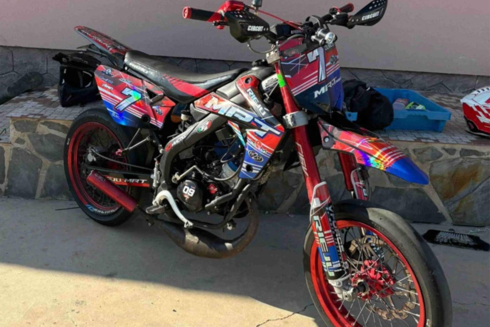 ADHESIVOSEMBARRADOS refuerza su presencia en el mundo del motor con sus adhesivos personalizados y diseños variados
