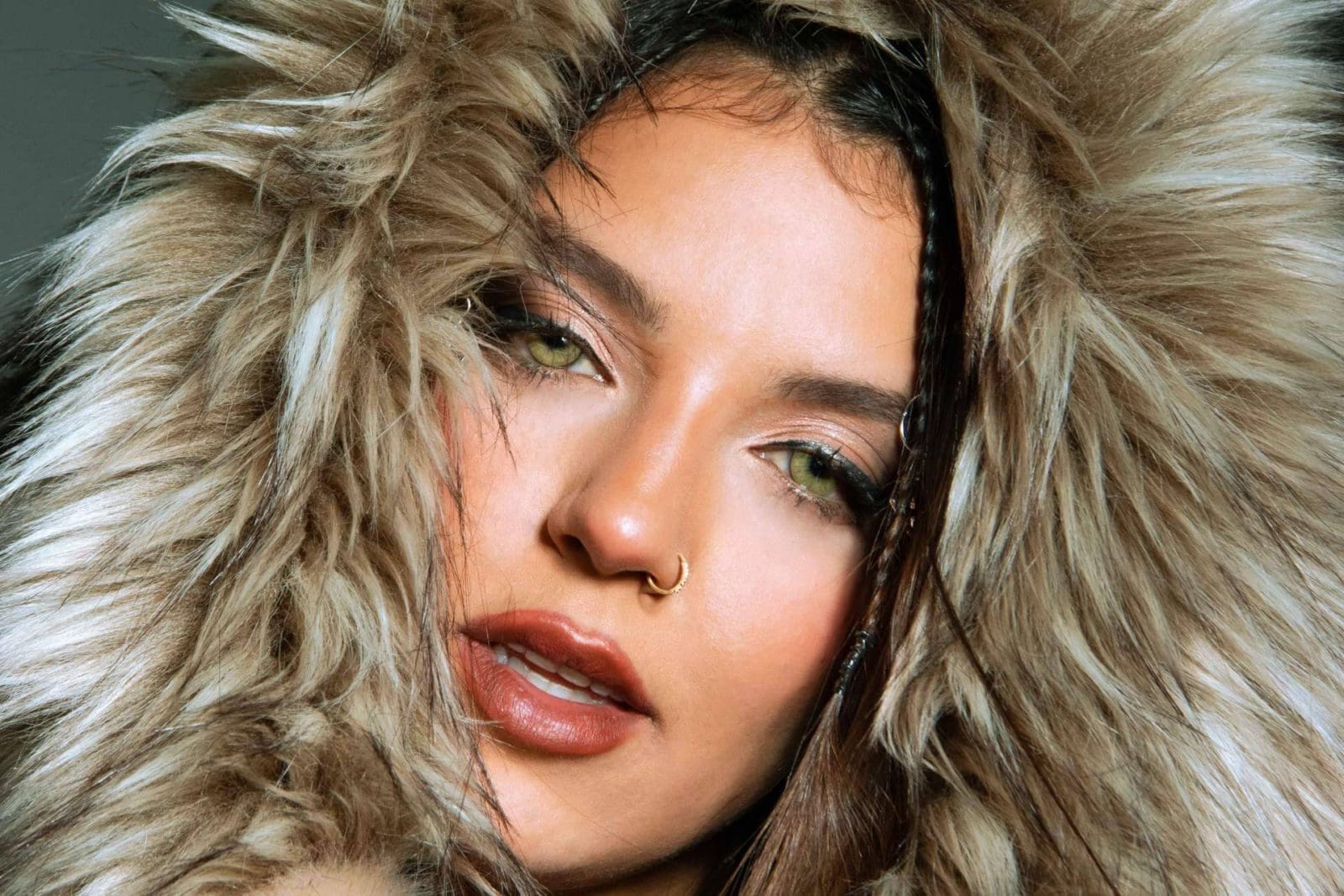 Aisha LK presenta ‘Con Otro’, un tema de pop urbano que celebra la fuerza y la libertad