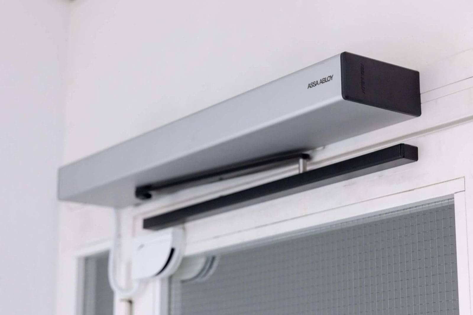 ASSA ABLOY optimiza la accesibilidad con puertas batientes automáticas de alto rendimiento