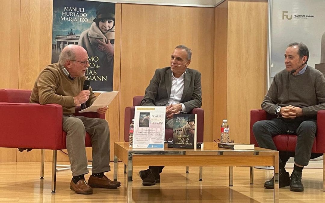El escritor majariego de «best seller» Manuel Hurtado se presenta en Majadahonda ante «una notable concurrencia»: intervenciones y fotos