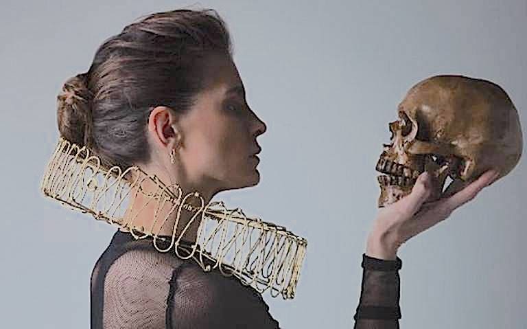 «Algo se mueve: a los grandes tiestos apostados en la Gran Vía de Majadahonda les han lavado la cara y ya brillan de otra manera»