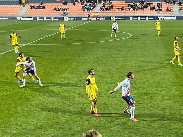 El «autobús» del Navalcarnero en el Cerro consigue frenar la racha ganadora del Rayo Majadahonda aunque sigue líder y 2 meses imbatido