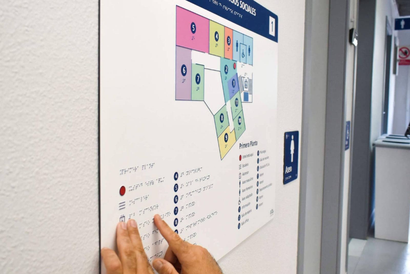 Soluciones de señalización inclusiva, Databraille aplica braille y altorrelieve para entornos accesibles