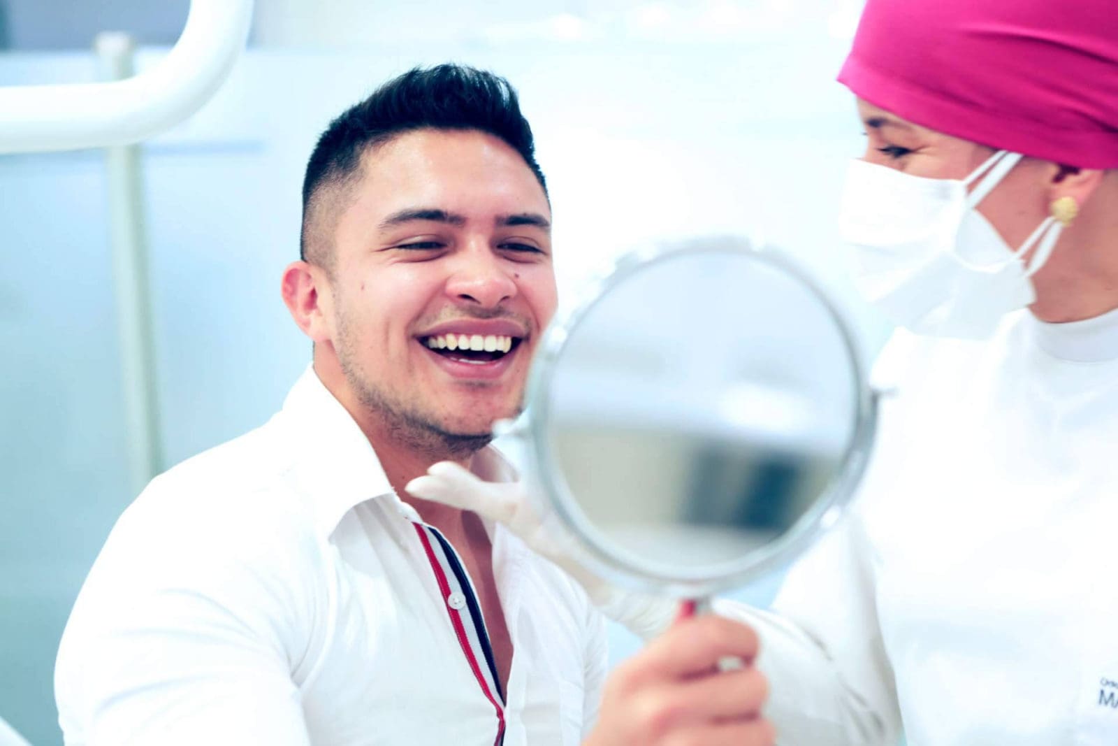 Marlon Becerra marca las tendencias 2025 en implantes dentales, ortodoncia y diseño de sonrisa