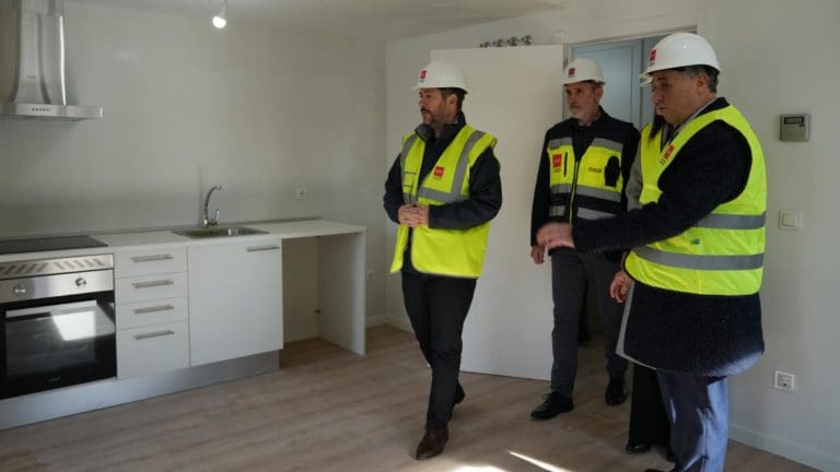 La Comunidad de Madrid paraliza la entrega de las viviendas públicas de Majadahonda tras rechazar al 60% de los beneficiarios y recibir una avalancha de recursos