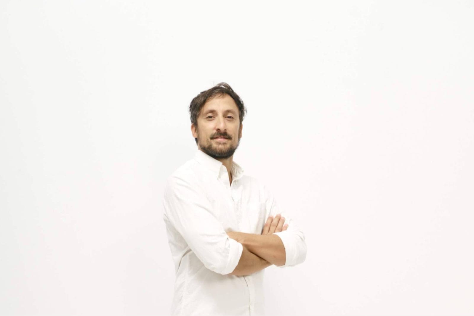 Gonzalo Esnaola presenta su nueva obra; ´Vivir afuera o dentro. La sinfonía de los sentimientos; un viaje emocional´