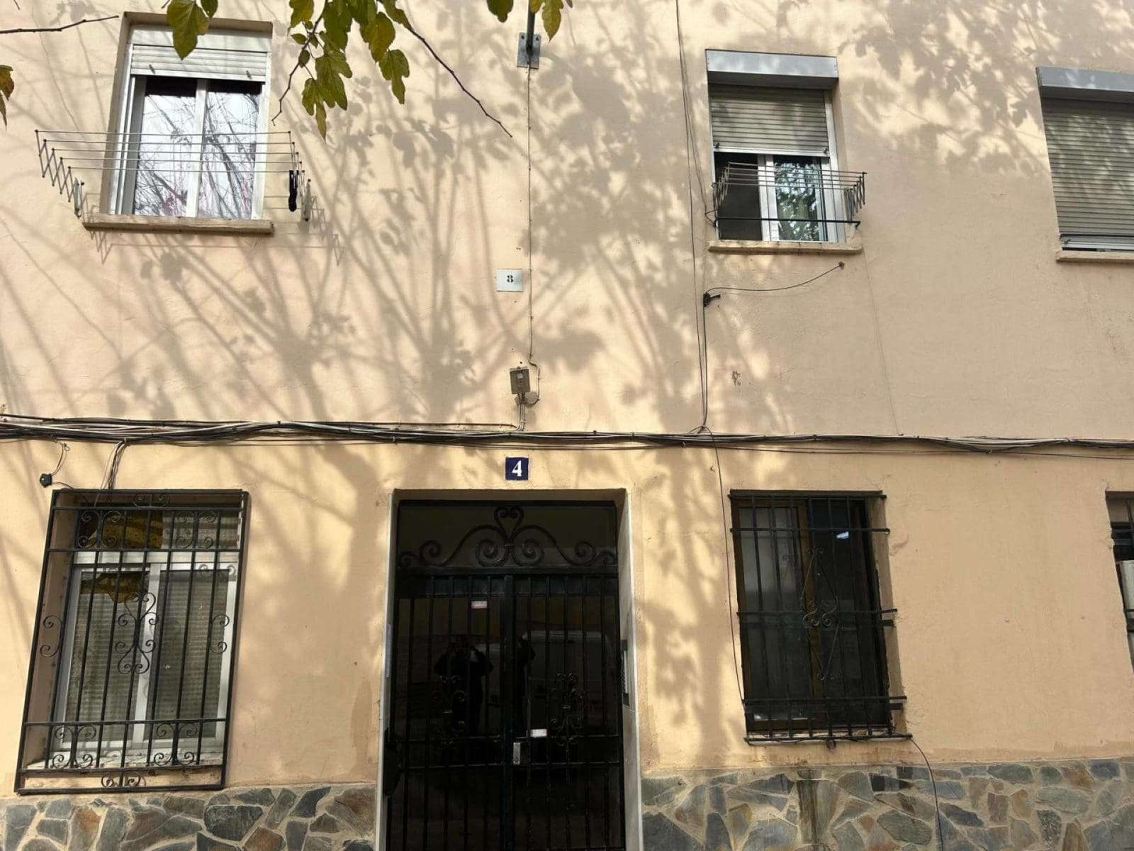 Cómo una empresa especializada en ocultar cables de fachada está cambiando el aspecto de los barrios