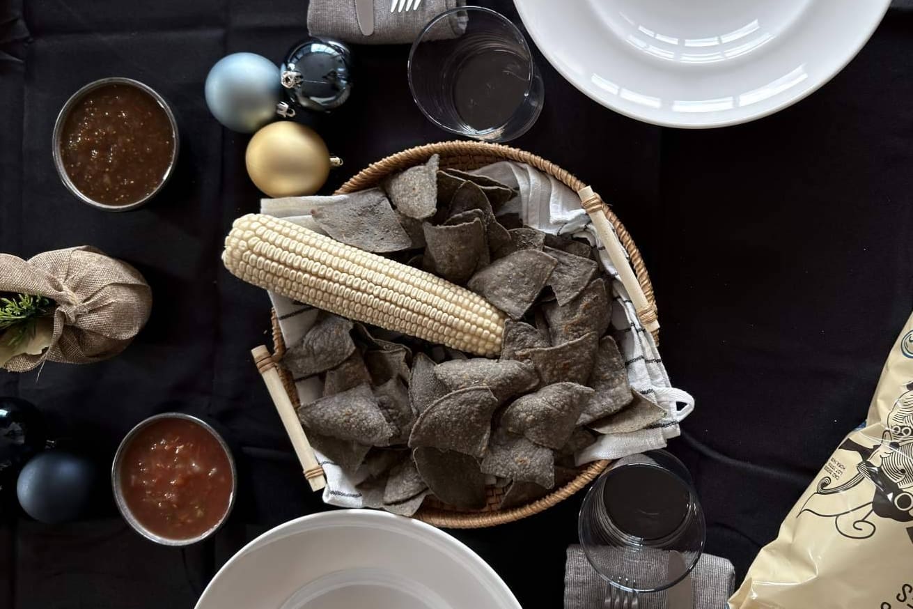 El secreto de una mesa festiva diferente en Navidad son los totopos azules de Maíz Maya