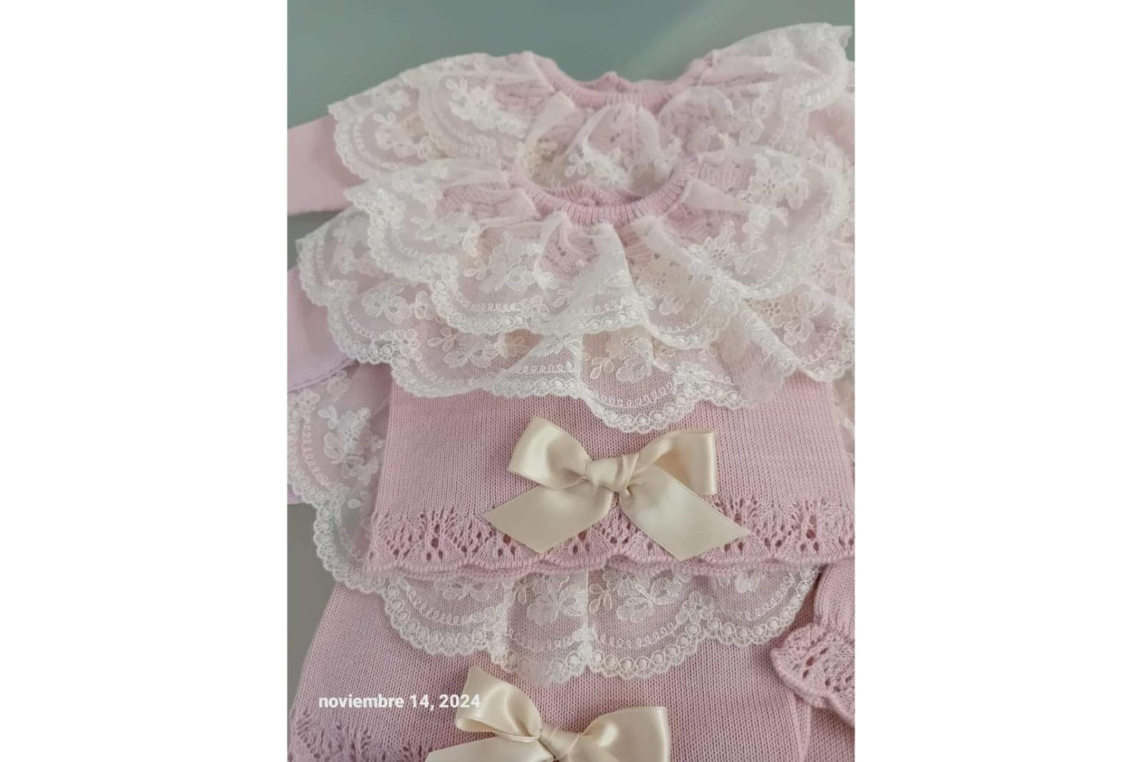 Carmen U. Varona viste los primeros pasos del bebé con diseño propio y tradición
