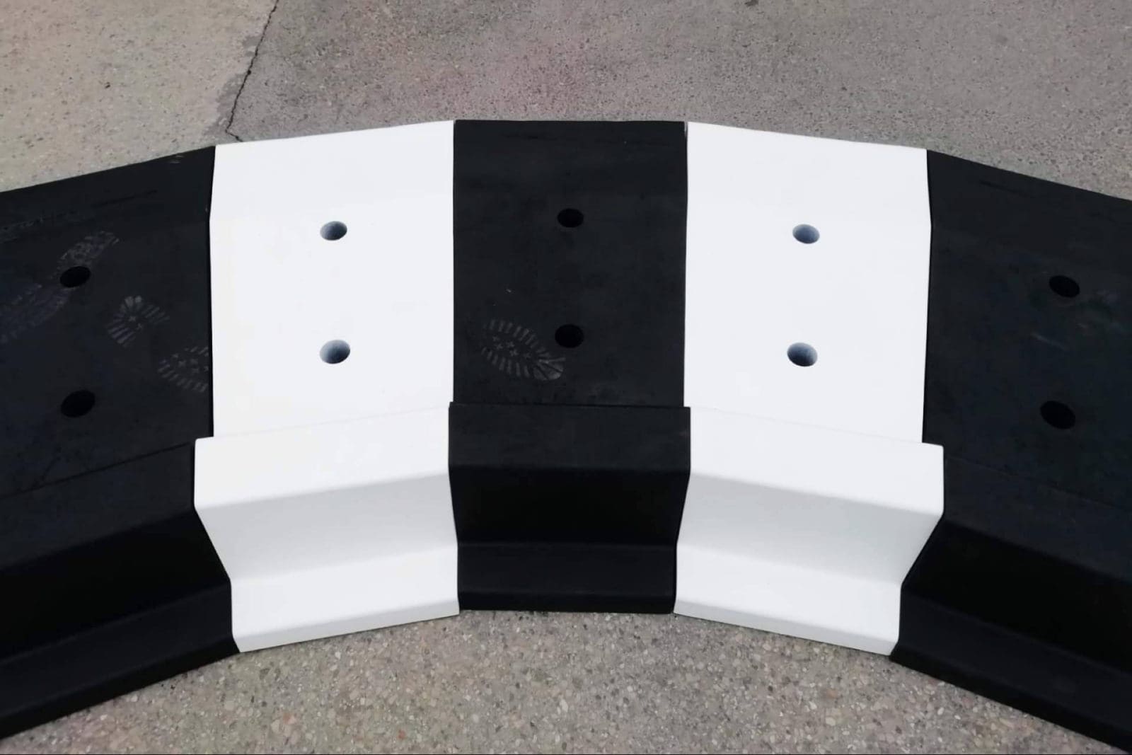 Abadecom apuesta por la movilidad segura con su innovadora rotonda modular de plástico reciclado