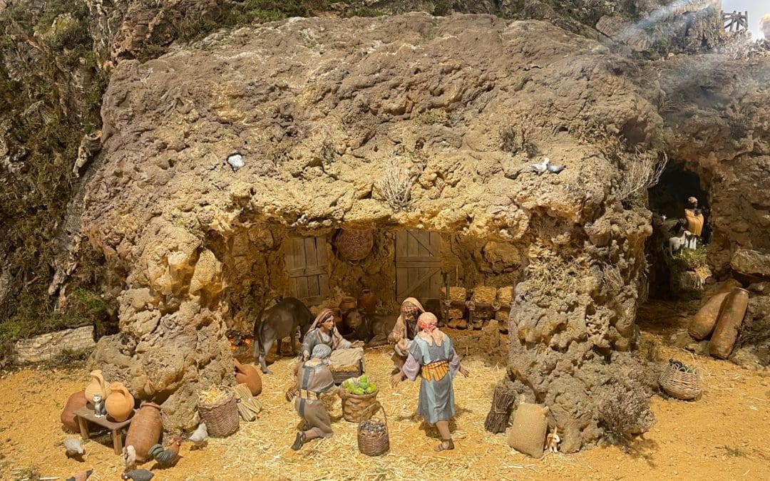 Dos discretas figuras del Belén de Majadahonda en la Navidad: el origen del fuego y de la agricultura