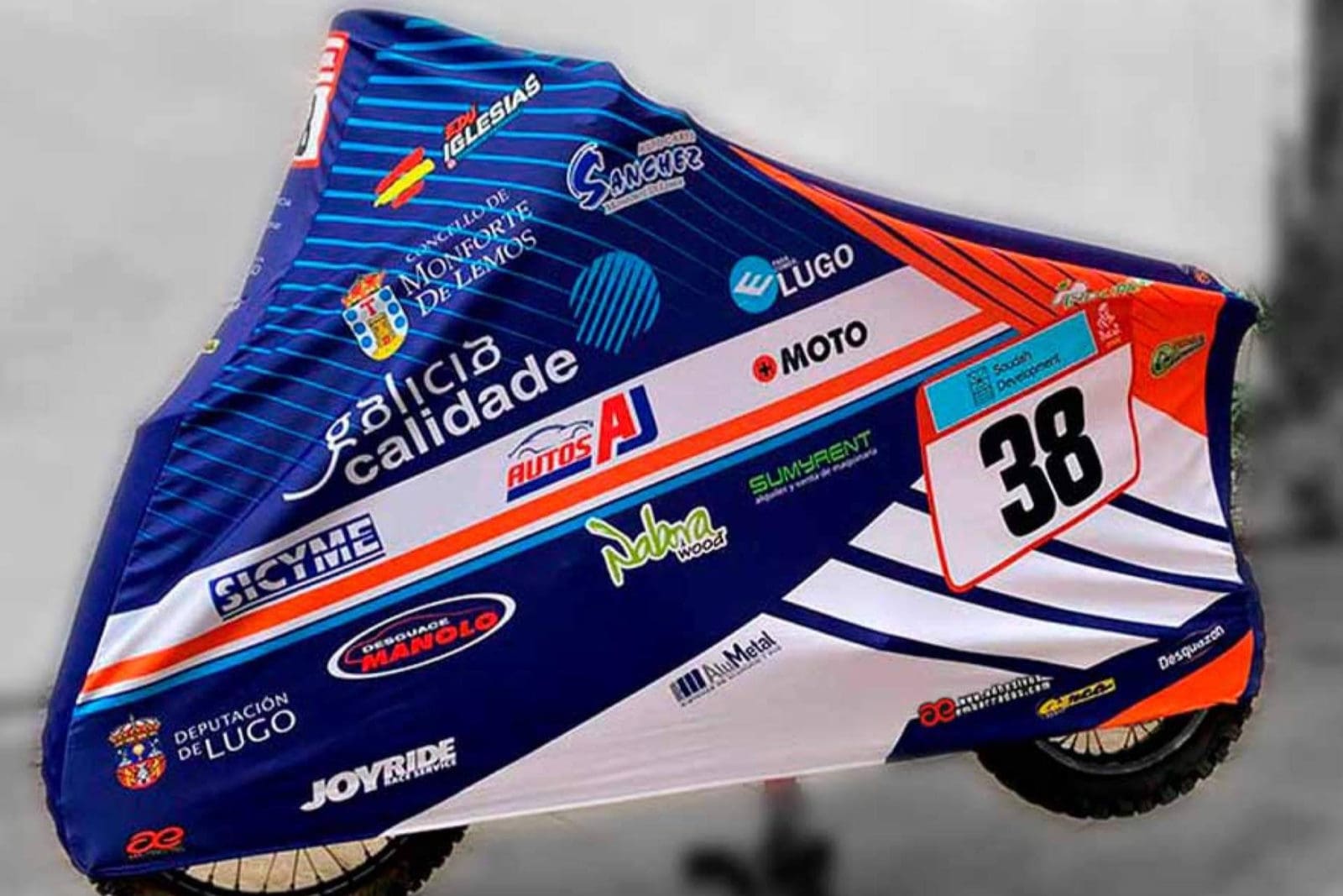 ADHESIVOSEMBARRADOS revoluciona el mercado con fundas protectoras de moto, quad, kart y carcross