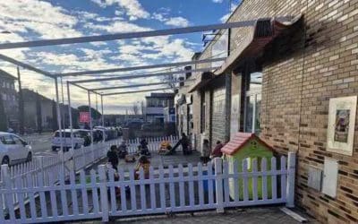 La fotografía de unos niños expuestos al frío en el jardín de una guardería origina un debate público en todo el Oeste de Madrid