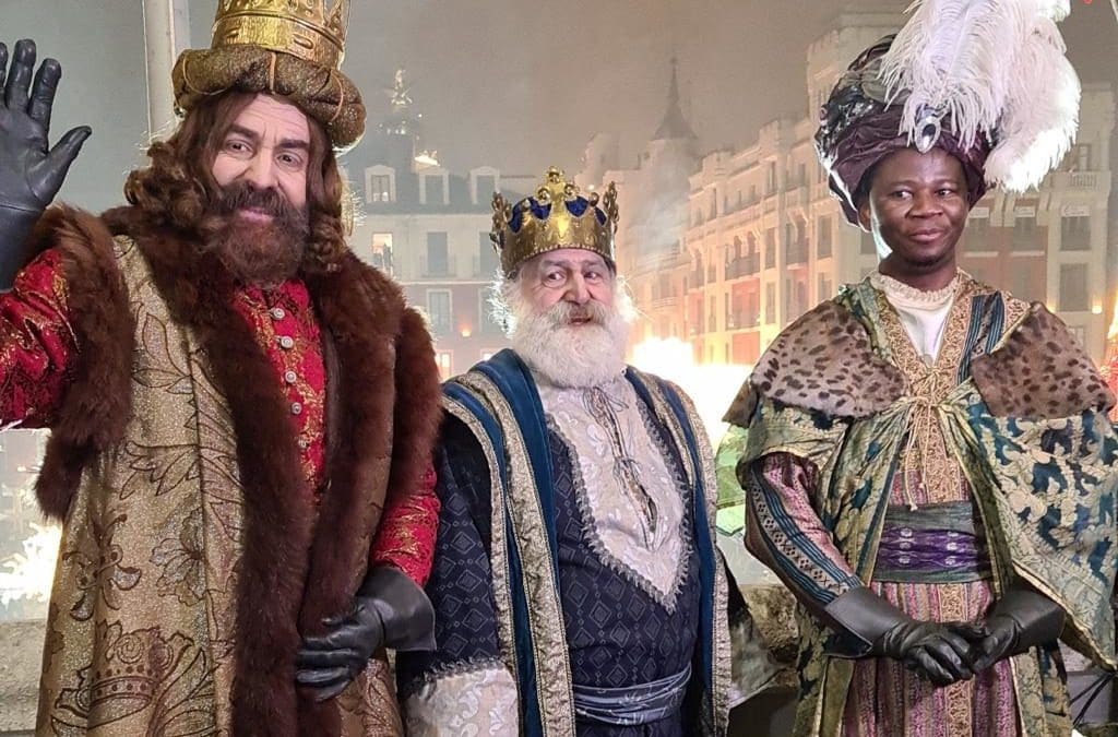 Los Reyes Magos pasan por Majadahonda con 6 carrozas, un tren de fantasía y un cisne blanco que reparte 8.000 kilos de caramelos