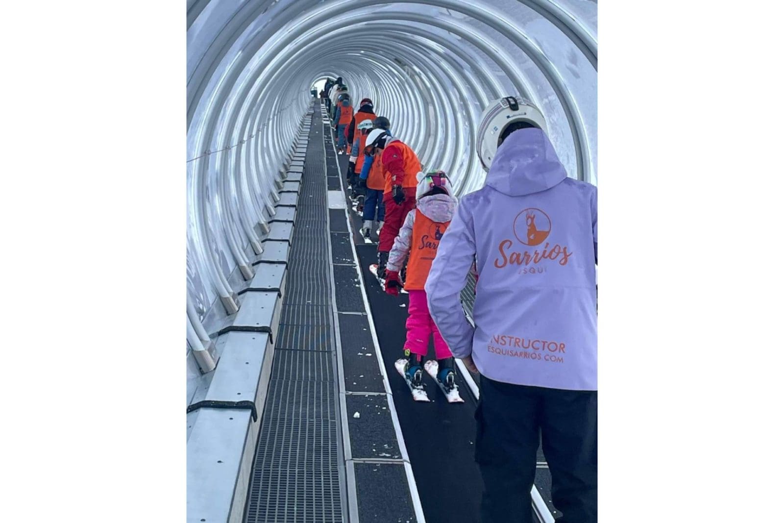Esquí Sarrios lanza los ‘Días Blancos’, un servicio todo incluido para acercar la nieve a los escolares de Pamplona