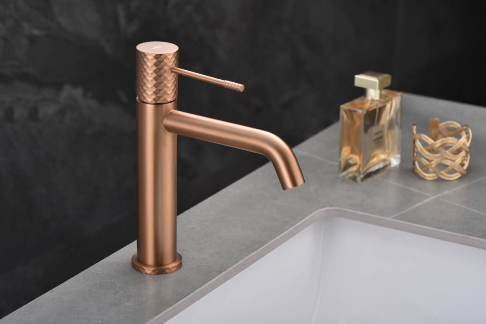 Diseño empotrado exclusivo en baños modernos; la Serie GÉNOVA de IMEX incorpora apertura en frío para mayor eficiencia