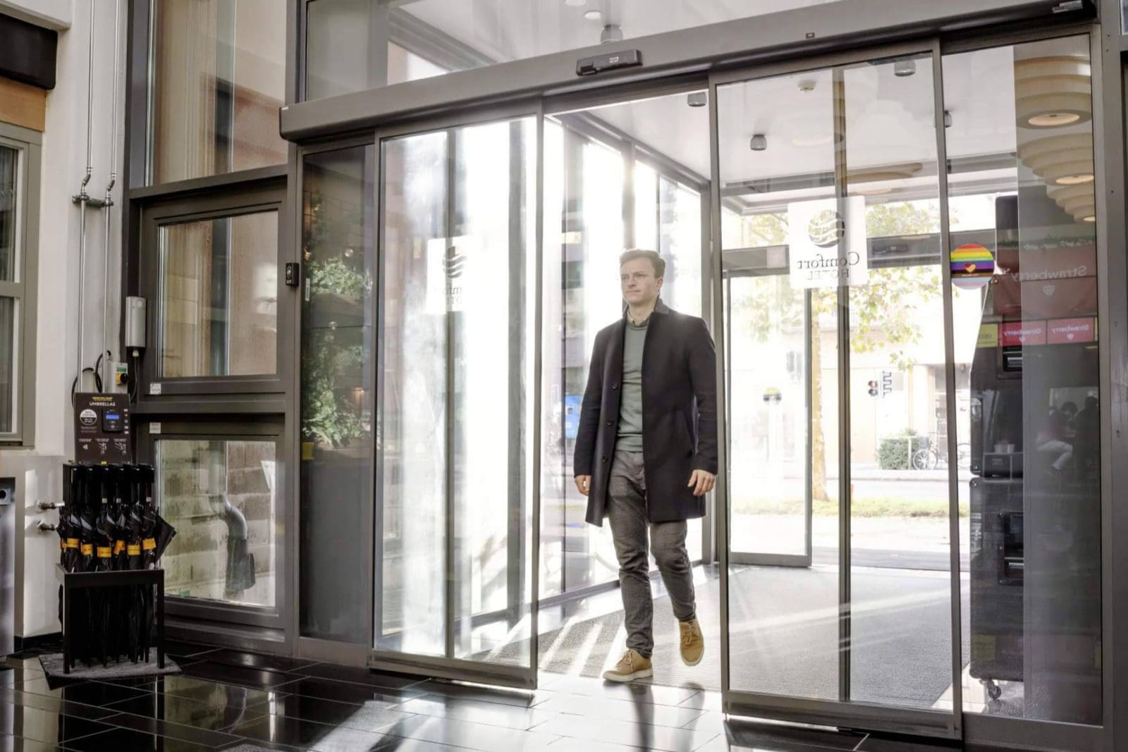 Soluciones de puertas automáticas para hoteles y restauración con el respaldo de ASSA ABLOY Entrance Systems
