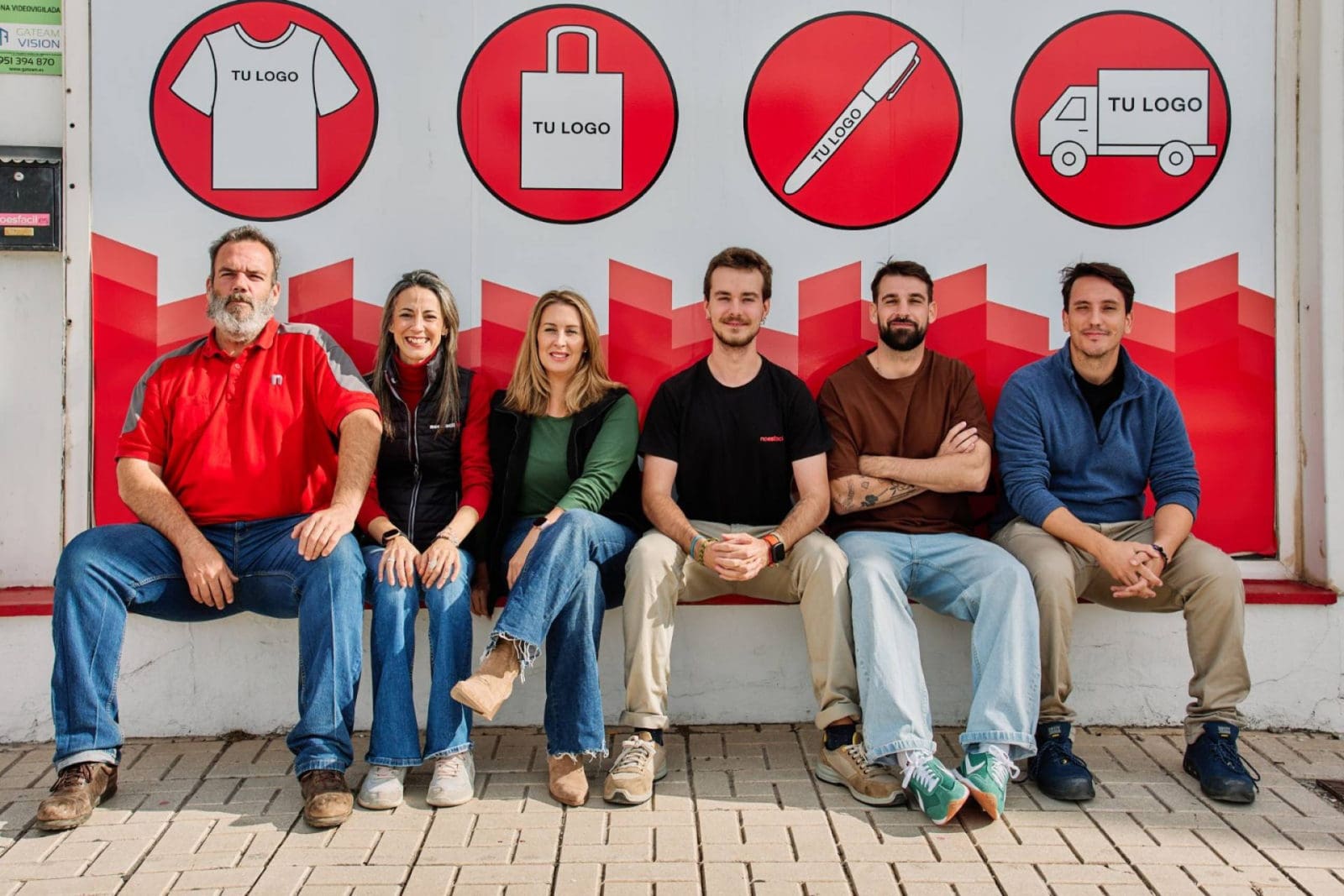 La malagueña ‘No es Fácil’ celebra dos décadas impulsando marcas a través del merchandising