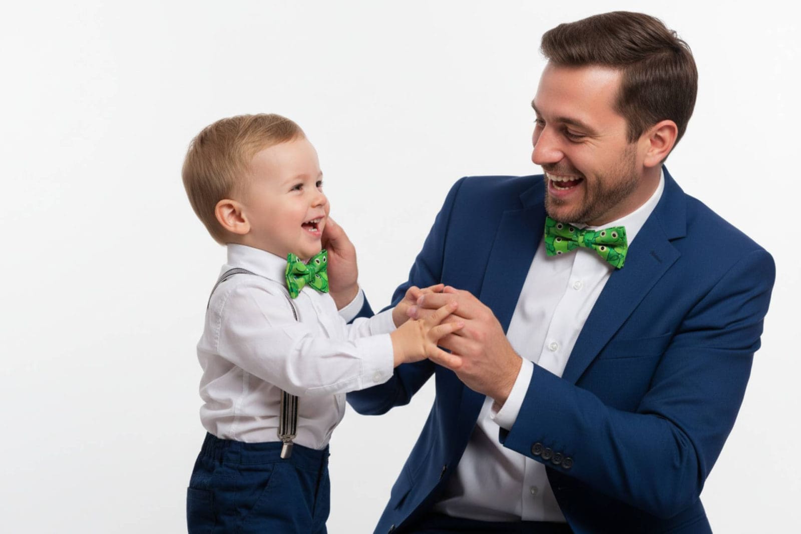 El efecto ‘Mini-Me’ llega a las ceremonias; Furor por los packs a juego para padre e hijo