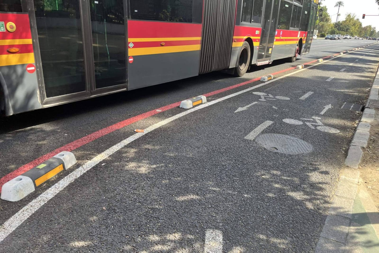 Más visibilidad nocturna en carriles bici; Abadecom Urban expande su separador de carril bici fotoluminiscente